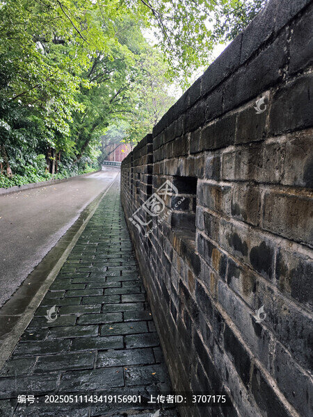 雨中的廣州越秀山古城墻