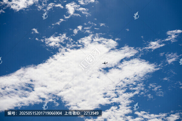 晴空云端翱翔的飛機(jī)