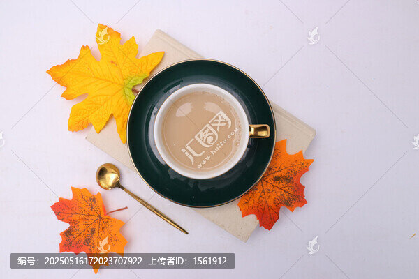 落葉和秋季飲品