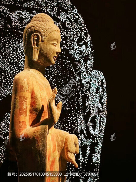 古樸佛像與夢幻光影交織
