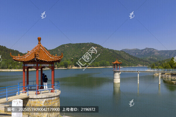 湖光山色中的古亭