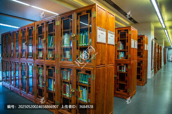 中式風(fēng)格的圖書館書架陳列