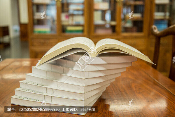 廣州圖書館書堆上翻開的書籍