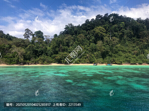 泰國甲米綠意盎然的熱帶島嶼風光