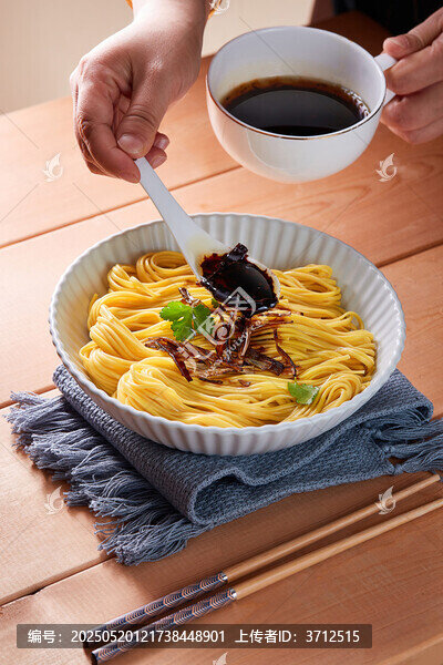 美味拌面澆汁瞬間蔥油拌面