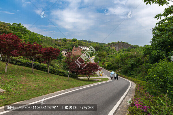 山間漫步的愜意鄉(xiāng)村公路