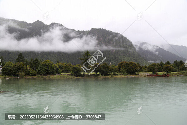 西藏林芝巴松措湖雨景