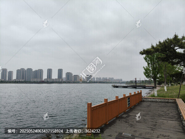 湖畔木棧道與遠(yuǎn)處城市風(fēng)光
