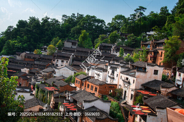 上饒婺源篁嶺景區(qū)曬秋時節(jié)的古村風光