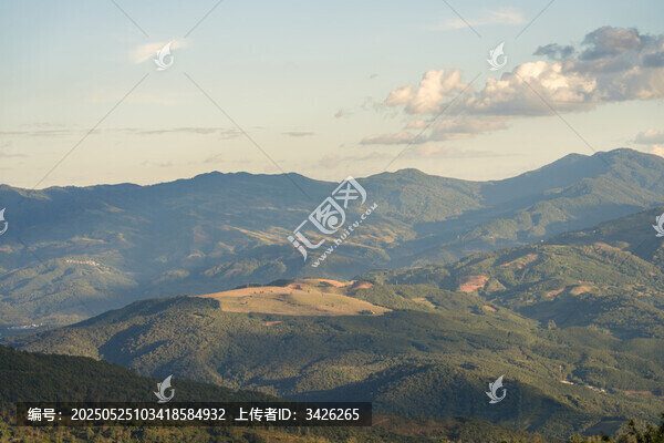 山巒疊翠的美麗自然風光