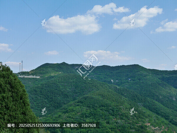 青山藍(lán)天綠意盎然的景致