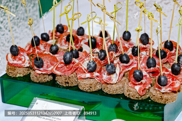 火腿橄欖創(chuàng)意小食拼盤(pán)