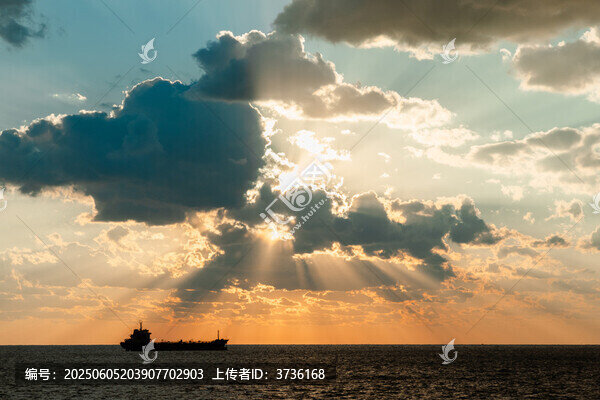 海上夕陽下的航行船只
