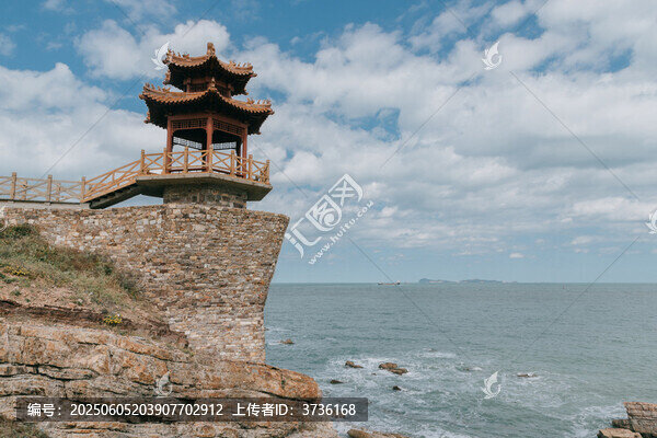 懸崖邊的中式海景亭閣