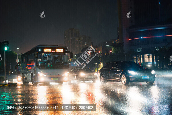 雨夜城市街道的車輛行駛