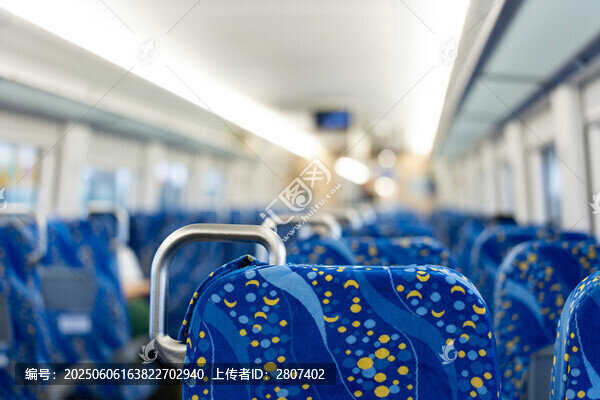 列車(chē)內(nèi)色彩斑斕的座椅