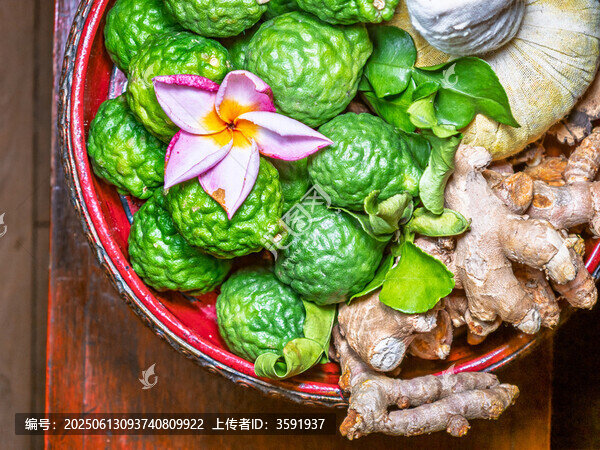 清邁泰式按摩店里的天然草藥與香料擺設(shè)