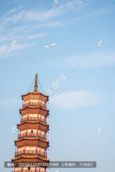 古塔上空的飛機(jī)掠影