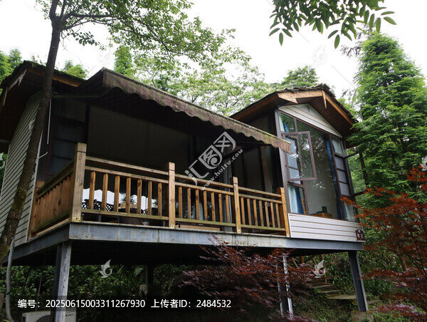 林間木質(zhì)小屋的靜謐景致