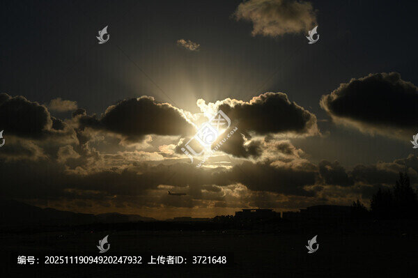 夕陽(yáng)下云層間的飛機(jī)剪影-匯圖網(wǎng) www.fosd68.com 夕陽(yáng)下云層間的飛機(jī)剪影