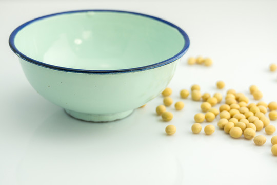搪瓷碗和黄豆