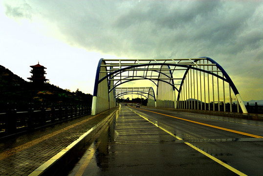 环山公路桥与宝塔
