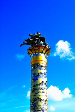 云柱上的成吉思汗铁骑雕塑