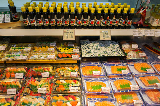超市鱼生寿司柜台