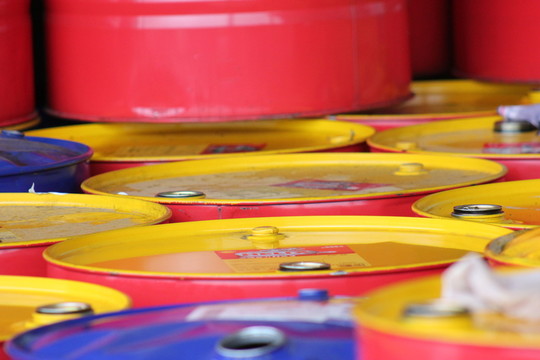红色的油桶和黄色的盖子