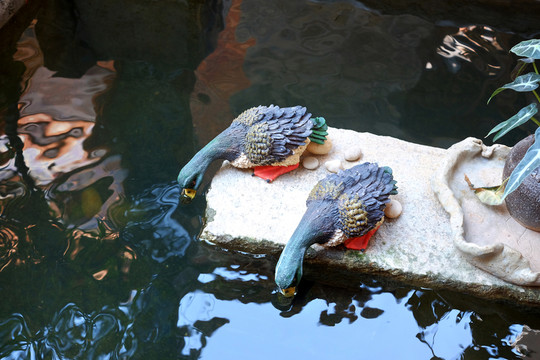 鸭子喝水 陶瓷装饰摆件