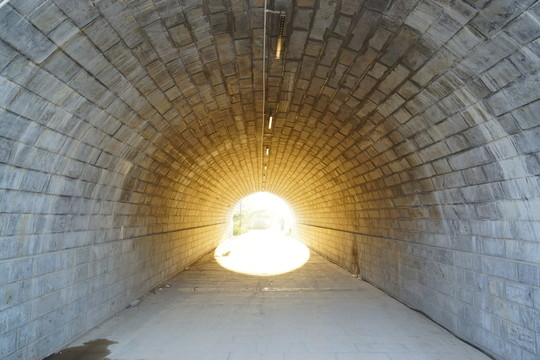 桥底隧道
