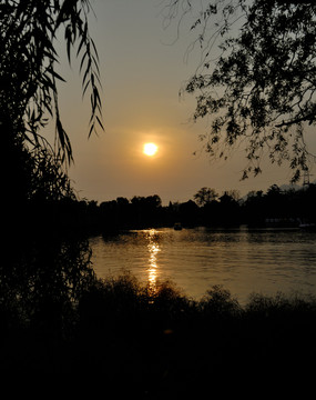夕阳湖畔