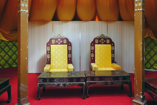 蒙古族风格的木桌和椅子