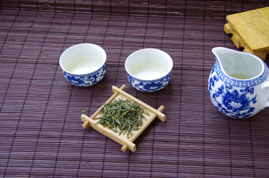 青花瓷茶具和毛尖茶叶