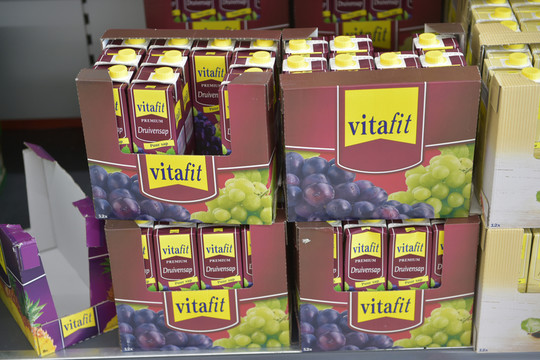 荷兰超市葡萄果汁包装堆头