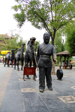 骆驼队雕像