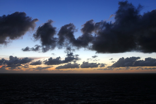日出前的海上