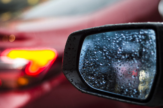 下雨天的汽车反光镜