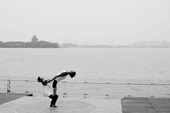湖边双人瑜伽