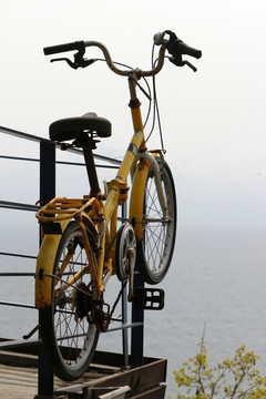 挂在栏杆边的自行车