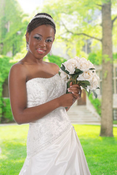 美丽的非洲裔新娘肖像户外