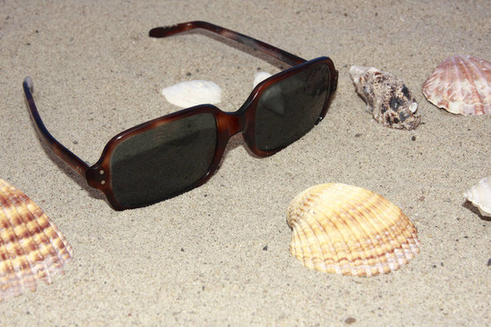 海滩上的太阳眼镜