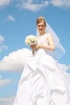 新娘在天空的背景下