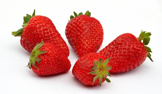 五草莓；聚焦在前面的草莓。在白色的背景