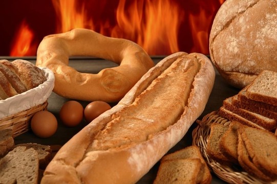 各种形状的面包静物和烤面包火