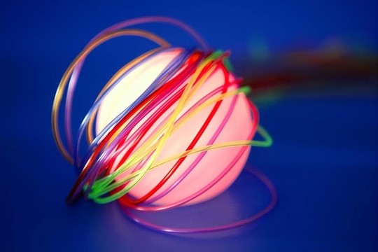 发光的球体与彩色电线这样有线通信