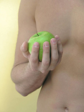 男人抱着苹果