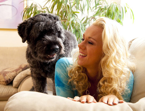 金发女郎和她的狗在沙发上