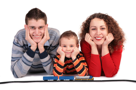 儿子和玩具铁路的父母
