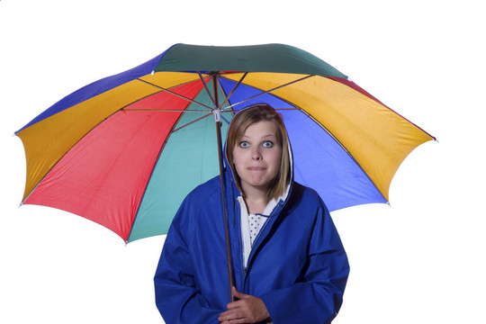 穿着蓝色雨衣的女人看上去悲观